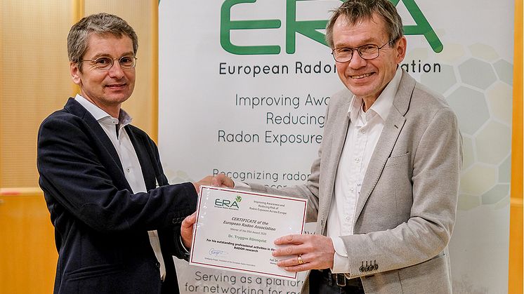 Tryggve Rönnqvist receiving the prestigious European Radon Association award