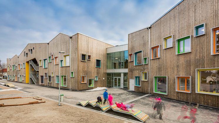 Fasaden er kledd med Kebony-tre for å understreke skolens naturtomt