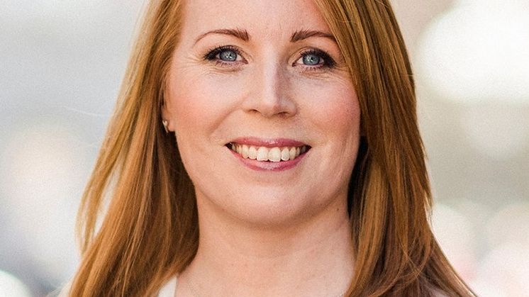 Inbjudan till presentation av Annie Lööfs bok Sanningens ögonblick