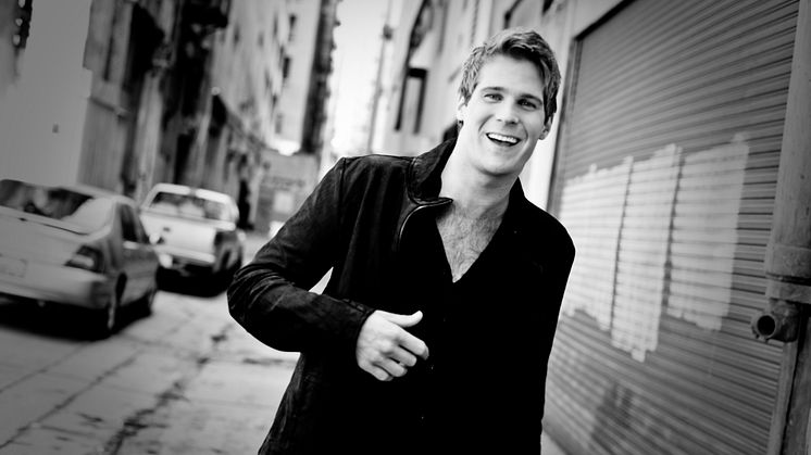 Basshunter uppträder på Perez Hiltons exklusiva fest