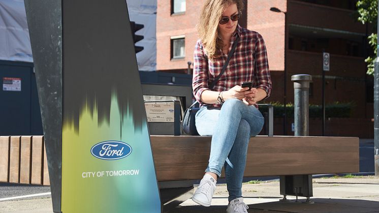 Ford lanserar smarta bänkar med mobilladdning och wifi