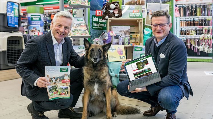 Hermann Aigner (re.), Geschäftsführer Fressnapf Österreich, und Martin Fast, Geschäftsführer REWE Austria Touristik, präsentieren mit der tierischen Kollegin Coralee die neue Urlaubsplattform Fressnapf Reisen.