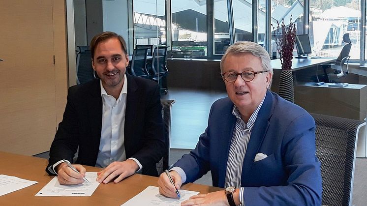 Sie besiegelten die neue exklusive Zusammenarbeit: Peter Hornig (r.), Geschäftsführer Scania Deutschland Österreich, und Rafael Sterling, Chief Executive Officer Irizar Group.