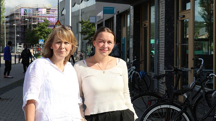 Trivs på Selma lagerlöfs torg. Enhetschef Carina Björkman och administratör Matilda Copic trivs bra i sina nya lokaler. Foto: Jonas Hernstig