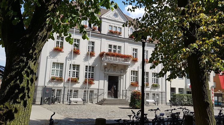 Glasfaser für die Stadt Sendenhorst: Neben dem Rathaus sollen auch die Feuerwehr, die Kardinal-von-Galen-Schule, das sozio-kulturelle Zentrum „Haus Siekmann“, das Hallenbad und der Baubetriebshof Zugang zum zukunftsfähigen Netz erhalten..