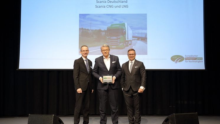Klaus Reger, Gesamtvertriebsleitung Huss-Verlag, Peter Hornig, Geschäftsführer Scania Deutschland Österreich, und Bert Brandenburg, Geschäftsführer Huss-Verlag (v. l.), bei der Preisverleihung.