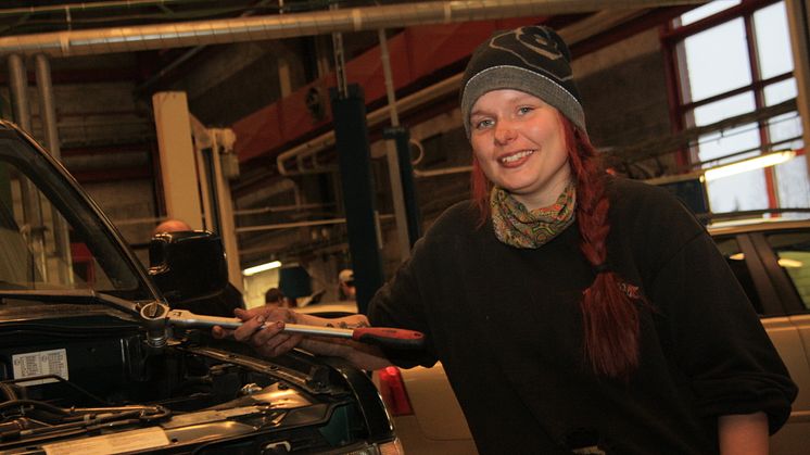 Emelie Karlsson bytte vården mot bilar och trivs jättebra i den nya miljön. Målet är att få jobb hemma i Kiruna. 