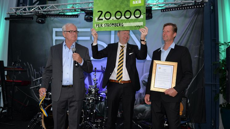 Årets plåtslagare korades på Plåt & Ventföretagens kongress den 20 maj. Från vänster: Thord Blomquist, ordförande i Stiftelsen Plåtslagaryrkets fond, Johan Lindström, vd i Plåt & Ventföretagen samt Årets plåtslagare 2016, Pär Strömberg.