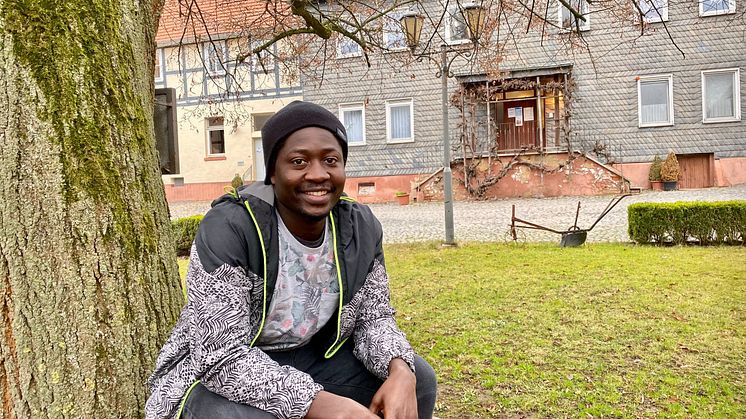 Auf dem Bio-Hofgut in Richerode hat er viel über Bio-Landwirtschaft gelernt: Michael Nganda aus Uganda absolvierte sein Freiwilliges Internationales Jahr auf dem Hofgut, das wegen der Pandemie auf zwei Jahre verlängert wurde.