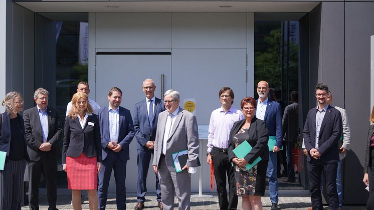 Vertreter/-innen der 10 Gründungsinstitutionen der Dachmarke „dahme_innovation“ bei der offiziellen Vorstellung in Wildau. (Foto Lange/TH Wildau)