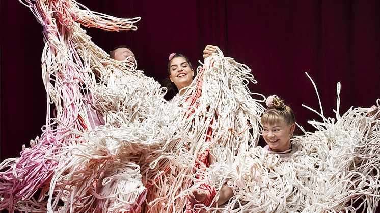 Föreställningen Trassligt, Cirkus Cirkör. Foto: Sanna Lindberg. På bilden fr v: Håkon Hemmer, Rosa Almeida, Lina Isaksson