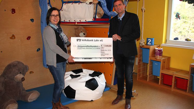 Kerstin Stadler vom Kinderhospiz Bärenherz und Micheal Schmelzle,  Haungs GmbR, NL Leipzig