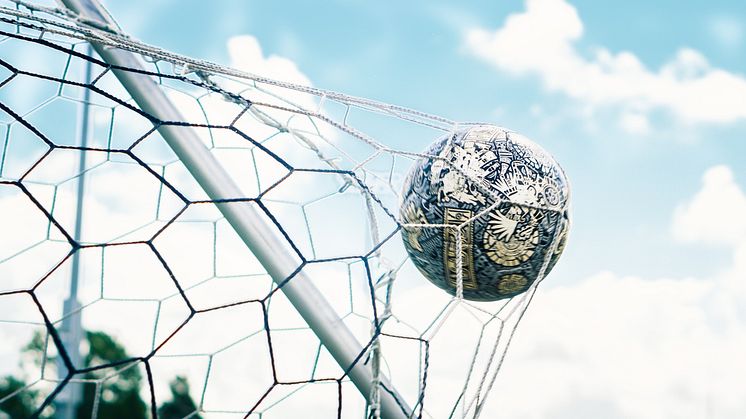 Storbildsskärm på Larmtorget visar fotbollsmatchen Sverige mot Japan