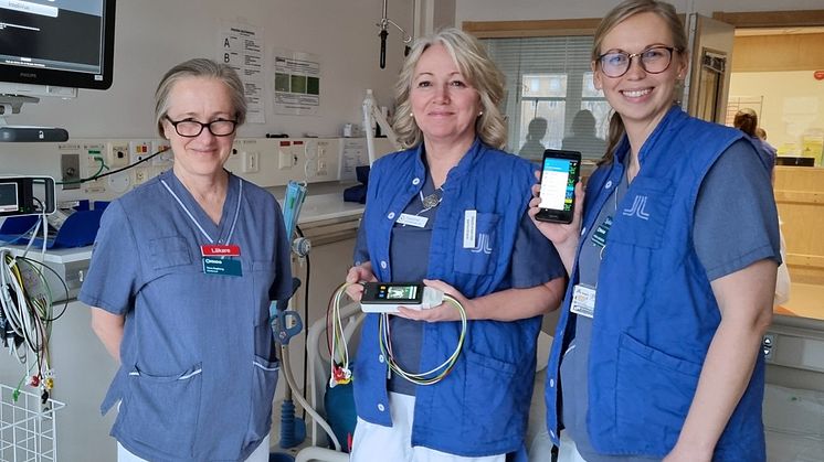 Fr v Sara Aspberg, Susanne Andersson och Frida Lindgren, med delar av den tekniska utrustning som kommer att användas vid hjärtövervakningen.