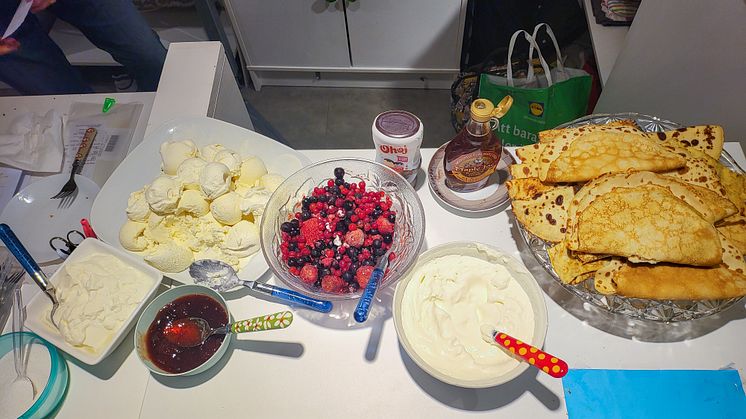 Pannkakor serveras på Mötesplats Ukraina