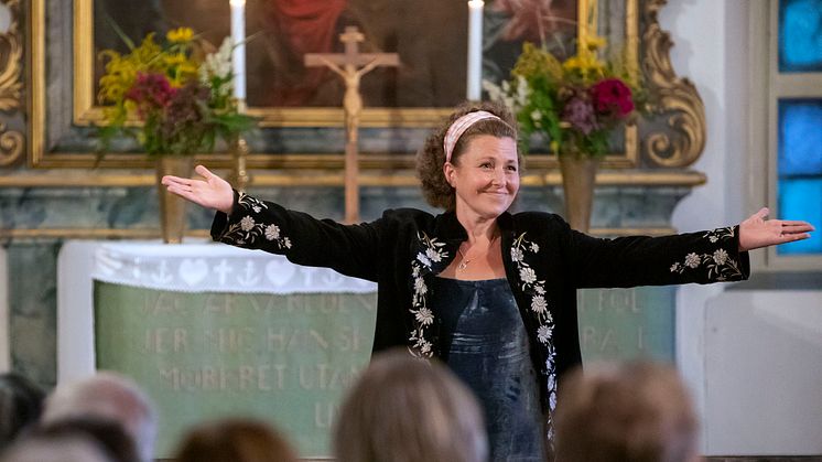 Anna Eklund-Tarantino i Dala-Floda kyrka. (Foto: Poul Hansen)