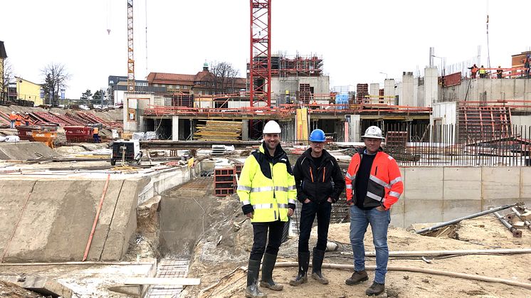 Die ersten 74 Geothermiesonden sind gesetzt: Für das UmweltQuartier und das UmweltHaus in Nürnberg hat das Team um Gerald Lothes (Bayernwerk), Geologe Alexander Eberl und Geowell Geschäftsführer Frank Piecha den ersten Bauabschnitt fertiggestellt.