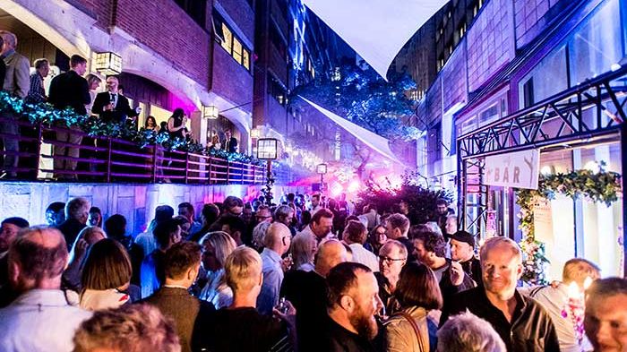 Det Norske Teatret har hatt god grunn til å feire i 2017 - her frå premierefesten til The Book of Mormon, som fann stad i bakgarden. Foto: Dag Jenssen.