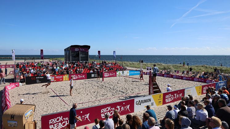 Das Beachvolleyball Turnier "ROCK the BEACH" findet 2023 wieder am Südstrand auf Fehmarn statt. © Sportplatz GmbH Joern Pollex