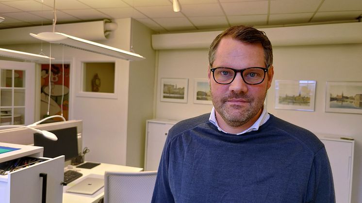 Alkoholgranskningsmannen Mattias Grundström tycker att alkoholbranschen är kunnig och tar ansvar när det gäller annonsering.