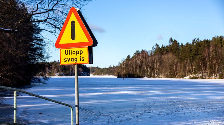Isarna på både Stora och Lilla Delsjön kan vara farlig att gå på, trots att det har varit kallt ett tag. Foto: Frida Winter. Göteborgs stad