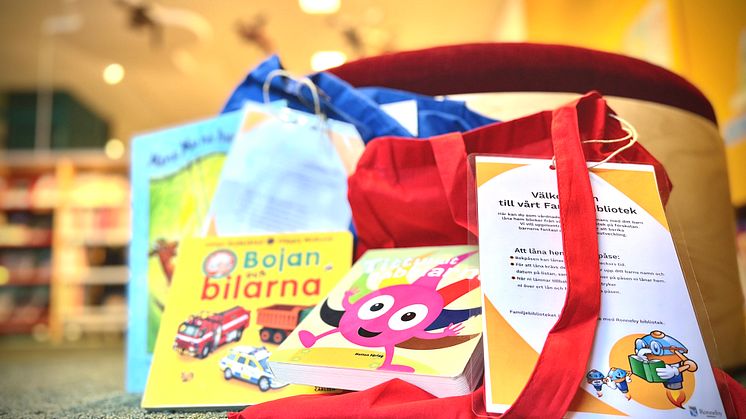 Familjebibliotek i Ronneby är välfyllda bokpåsar som föräldrar kan låna hem via förskolan