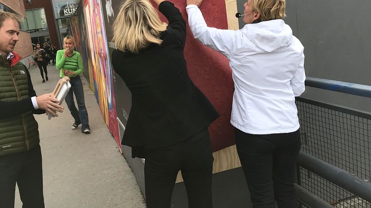 För att återknyta till historien skedde spadtaget genom att Katalin Paldeak, COO Nordic Choice Hotels och Annica Ånäs, VD Atrium Ljungberg, satte upp en tapetvåd med Kåbergs klassiska mönster på en skiva.