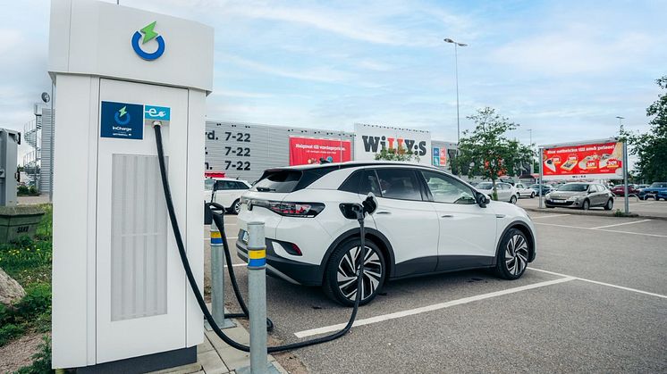 Axfood och Vattenfall i samarbete om laddstationer vid butiker