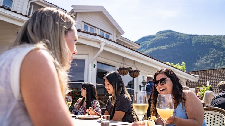Terrassen på Hotel Aurlandsfjord blir et fint samlingssted for gjester og lokale