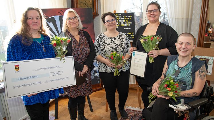 Vinnarna av Tillgänglighetspriset 2019 blev konstnärskollektivet Konst i blindo. Här tillsammans med Kommunala tillgänglighetsrådets ordförande. F.v: Cecilia Artemicia Ramstedt, Carina Toro Hartman, Adele Karlsson, Camilla Högberg och Frida Ingha.