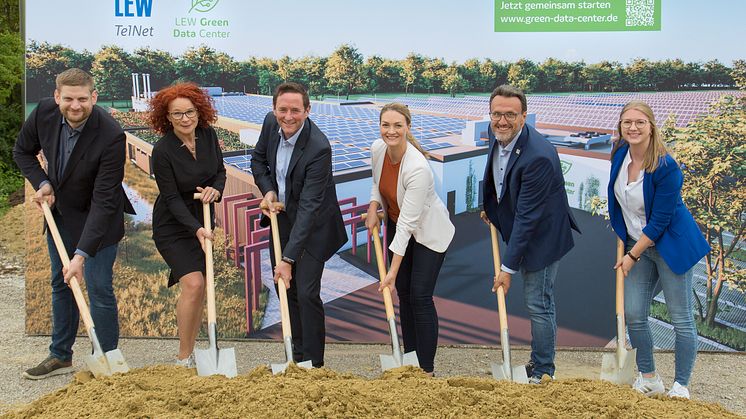Spatenstich für das LEW Green Data Center mit Bayerns Digitalministerin Judith Gerlach (3.v.r), LEW TelNet-Geschäftsführer Sebastian Haggenmüller (2.v.r) und weiteren Mitarbeitern aus dem LEW TelNet-Team (alle Namen im Download unten)