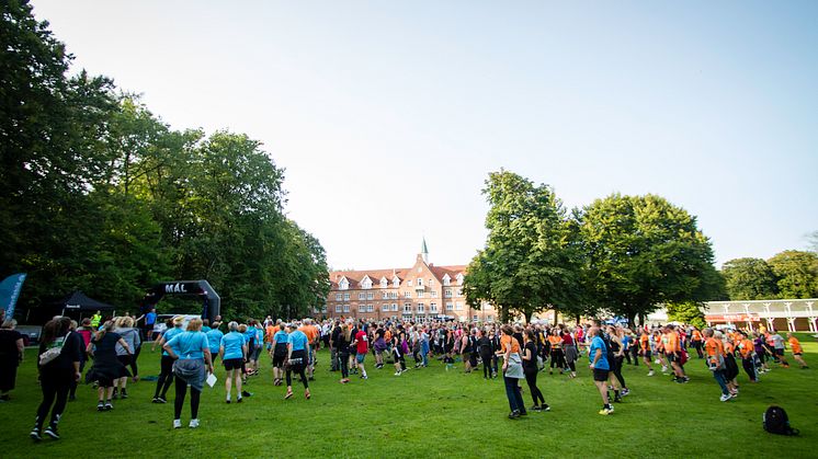 Fælles opvarmning før løbet - foto: Rebild Kommune