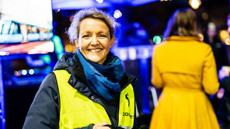 Adm.dir. i Sporveien Trikken Birte Sjule deler ut boller, kaffe og reflekser på Olaf Ryes plass i Oslo onsdag morgen