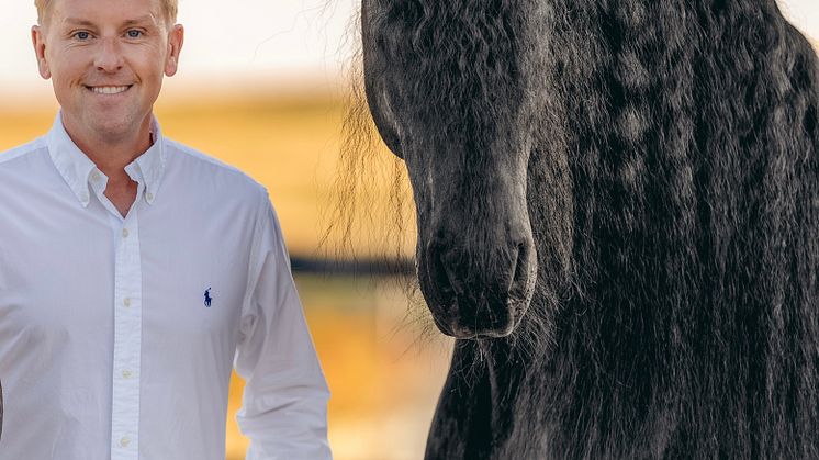 Tobbe Larsson inviger Falsterbo Horse Shows Showprogram tillsammans med trotjänaren och Frieserhingsten Freddy på Söndag kl 12.30