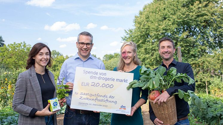 Alicia Seidel und Kai Daubenberger von dm überreichen Stella Bünger und Florian Petrich die Spende von dm für den Saatgutfonds der Zukunftsstiftung Landwirtschaft
