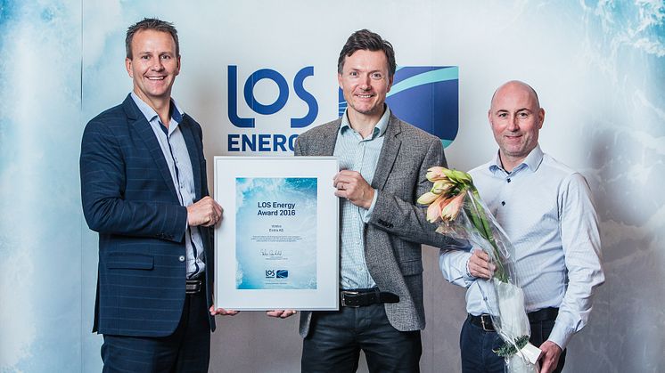 Administrerende direktør i LOS AS, Anders Gaudestad t.v. gratulerer Trond Simonsen og Glenn Thomas Gustavsen fra Entra med LOS Energy Award 2016.