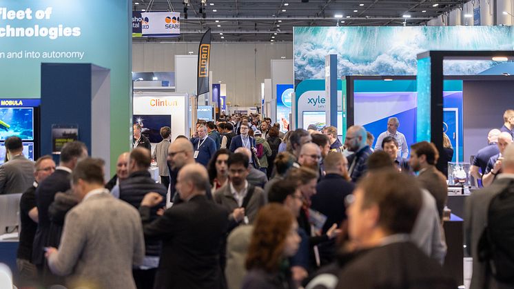 Oi24 - Visitors fill the aisles at Oceanology International (2)