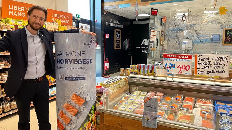 Laksekampanje i Italia 2021: Det ukentlige salget av norsk laks i italienske butikker økte med 6 prosent i forbindelse med fjorårets laksekampanje. Det er sjømatutsending Gunvar L. Wie strålende fornøyd med. FOTO: Sjømatrådet