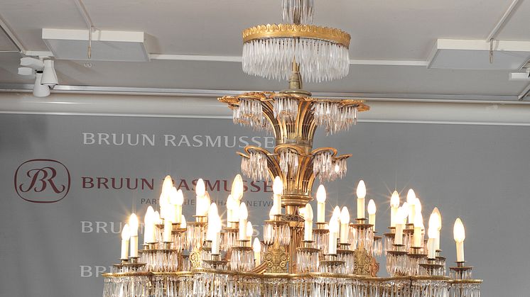 Den store Napoleon III-prismekrone af forgyldt bronze fra ca. 1875 har været fast inventar hos Bruun Rasmussen i Bredgade i 75 år. Den kommer under hammeren den 19. september og er vurderet til 150.000-250.000 kr.