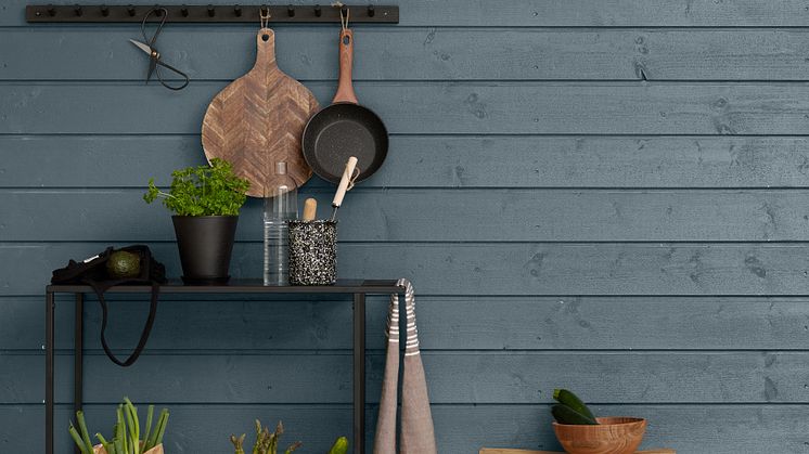 Jotun 5445 Delicate Blue_grunnmur Jotun DryTech 11129 Smoky Grey_terrasse Trebitt 9805 Sløret Sort.jpg