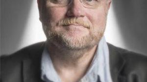 Författaren, journalisten och debattören Ola Larsmo är höstens första föreläsare tisdagen den 12 september vid de populärvetenskapliga caféerna på Högskolan i Skövde.