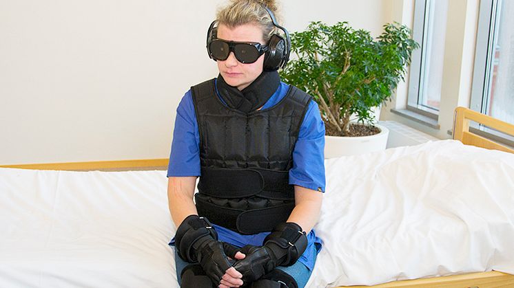 Äldredräkten skapar en känsla av hur det är att vara cirka fyrtio år äldre än bärarens verkliga ålder. 