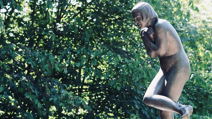 Skulpturen Overrasket i Vigelandsparken