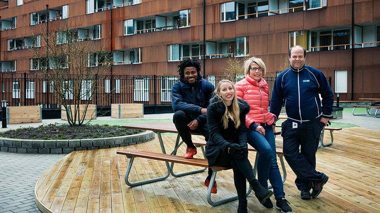 Inga rostiga relationer mellan grannarna Diro Emmanuel Thierry, Caroline Skogh, Kerstin Andersson och MKBs husvärd Lars-Göran Nilsson. Foto: Johan Persson