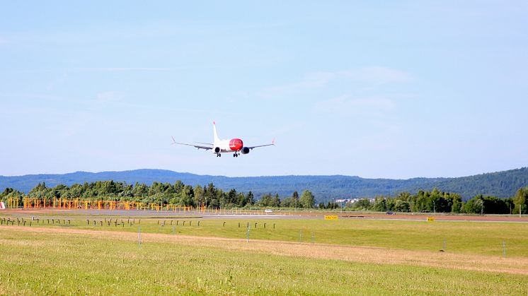 El primer Boeing 737 MAX de Norwegian, aterrizando en el aeropuerto de Oslo.