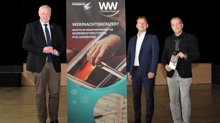 Noch ist der Residenz-Saal leer, zum Weihnachtskonzert sieht es anders aus (v. l.): Bürgermeister Daniel Hartmann, Jürgen Noch, Geschäftsführer Westfalen Weser Energie, und Andreas Kuntze, Intendant NWD.