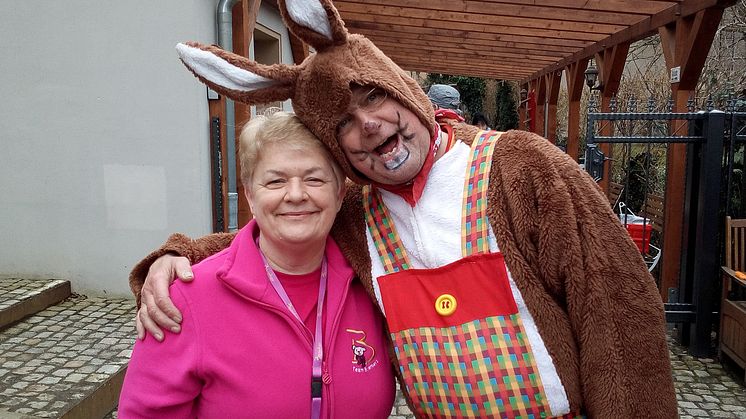 Rita Gröschel, ehrenamtliches Mitglied im Förderverein, schmuzelt über den Osterhasen