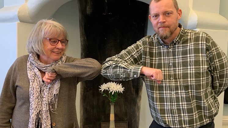 Socialchef Fredrik Bergström tillsammans med Birgitta Theander från väntjänsten. Kommunen vill utveckla samarbetet med civilsamhället i Nora kommun och väntjänsten är ett bra exempel på en redan väl utvecklad samverkan.