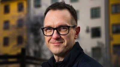Författaren och journalisten Kent Werne föreläser onsdagen  den 27 mars vid det populärvetenskapliga caféet på Högskolan  i Skövde om konspirationsteorier. (Foto: Jan-Åke  Eriksson).