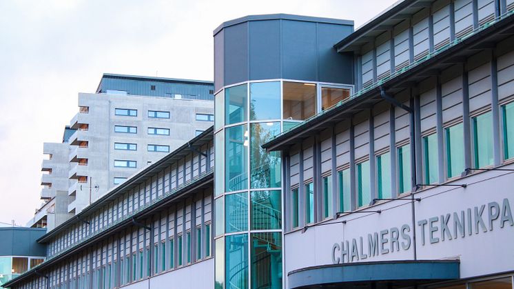 Chalmers med Riksbyggens Brf Viva i bakgrunden, numera sammankopplade för utbyta värme och kyla.